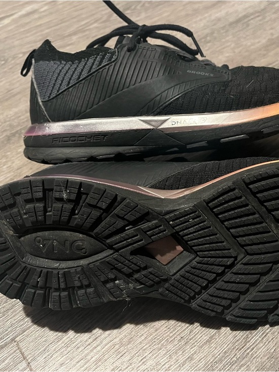 Brooks Shoes - Brooks Ricochet Running Shoes - Black with Rose Accent